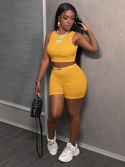 Slaydiva مجموعة قطعتين بلا أكمام أساسية بسيطة، توب مقصر وشورت ضيق خصر عالٍ، مصنوع من الحياكة المحبوكة للنساء