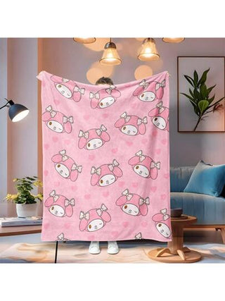 Sanrio بطانية فلانيل مطبوعة برسوم كارتون سانريو قطعة واحدة - بطراز حديث، قابلة للغسل بالغسالة، مقاومة للبقع، ناعمة ودافئة، للاستخدام على مدار السنة، على الأريكة والسرير والمكتب والسفر، بطانية هدية متعددة الاستخدامات