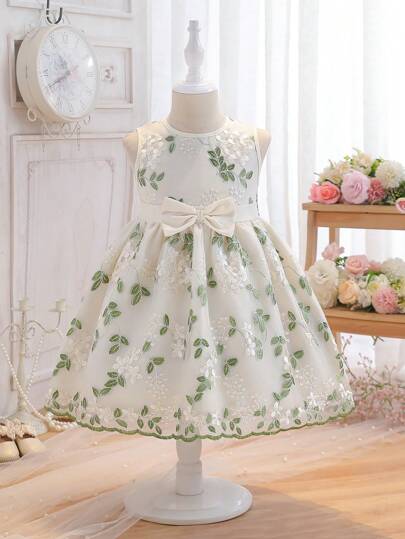 SHEIN Glamorique Kids رمضان فستان بخط أميري بدون أكمام مطرز ذو شبك مناسب للفتيات في رمضان، للارتداء اليومي العادي في المنزل والأنشطة الخفيفة خارجه. يمكن ارتداؤه في أعياد الميلاد أو الاحتفالات، خلال فصلي الربيع والصيف