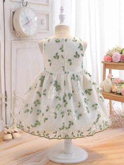 SHEIN Glamorique Kids رمضان فستان بخط أميري بدون أكمام مطرز ذو شبك مناسب للفتيات في رمضان، للارتداء اليومي العادي في المنزل والأنشطة الخفيفة خارجه. يمكن ارتداؤه في أعياد الميلاد أو الاحتفالات، خلال فصلي الربيع والصيف