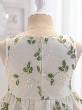 SHEIN Glamorique Kids رمضان فستان بخط أميري بدون أكمام مطرز ذو شبك مناسب للفتيات في رمضان، للارتداء اليومي العادي في المنزل والأنشطة الخفيفة خارجه. يمكن ارتداؤه في أعياد الميلاد أو الاحتفالات، خلال فصلي الربيع والصيف