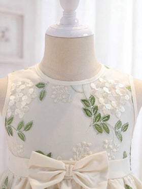SHEIN Glamorique Kids رمضان فستان بخط أميري بدون أكمام مطرز ذو شبك مناسب للفتيات في رمضان، للارتداء اليومي العادي في المنزل والأنشطة الخفيفة خارجه. يمكن ارتداؤه في أعياد الميلاد أو الاحتفالات، خلال فصلي الربيع والصيف