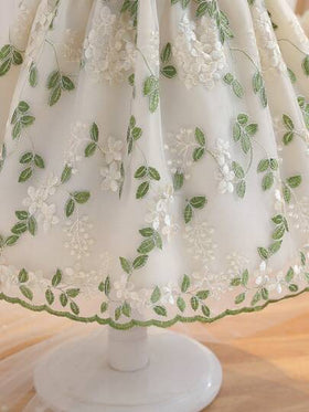 SHEIN Glamorique Kids رمضان فستان بخط أميري بدون أكمام مطرز ذو شبك مناسب للفتيات في رمضان، للارتداء اليومي العادي في المنزل والأنشطة الخفيفة خارجه. يمكن ارتداؤه في أعياد الميلاد أو الاحتفالات، خلال فصلي الربيع والصيف