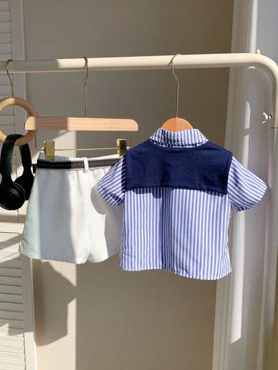 SHEIN 4قطع/مجموعة ملابس صيفية للصبي الرضيع تتكون من قميص مخطط كم قصير، شورت خصر مطّاطي، كيب، وفيونكة، مناسبة لحفل عيد الميلاد والمناسبات الرسمية والزفاف وحفلات إستحمام الطفل وحفلات عيد ميلاد عامه الأول