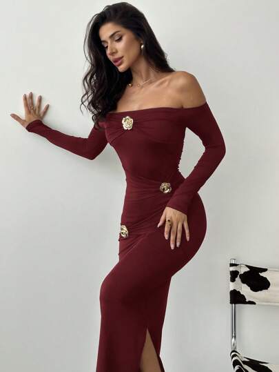فساتين حريمي Firerie فستان أنيق وفاخر وعصري وأنثوي براق بأكتاف مكشوفة مزين بزهرة معدنية وأكمام ناقوسية ذو قصة ضيقة، باللون الأسود