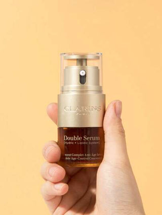 Clarins [CLARINS] [ميني] مركز سيروم مزدوج كامل للتحكم في العمر 20مل جائزة | مضاد للشيخوخة | يشد ويقلل مرئيًا من التجاعيد ويزيد من نضارة البشرة | 21 مكون نباتي بما في ذلك الكركم | لجميع أنواع وأعمار وأعراق البشرة
