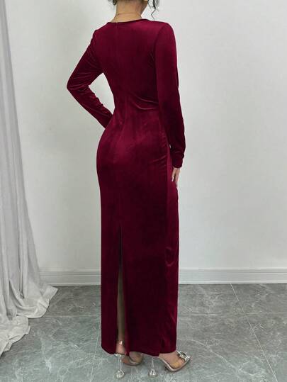 Modelyn فستان أنيق ضيق مرصع باللؤلؤ مع وبر أخضر قصير
