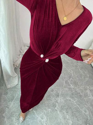 Modelyn فستان أنيق ضيق مرصع باللؤلؤ مع وبر أخضر قصير