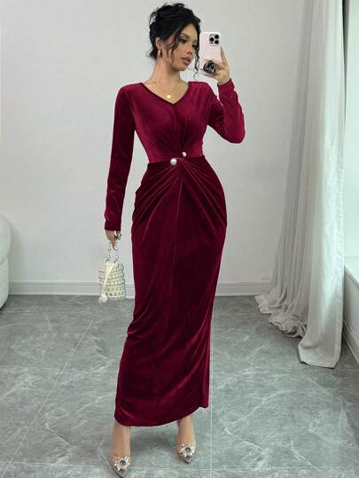 Modelyn فستان أنيق ضيق مرصع باللؤلؤ مع وبر أخضر قصير