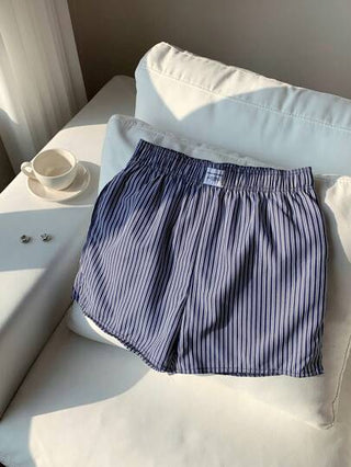 Comfortcana شورت صيفي فضفاض بتفاصيل رقعة مطبوعة بنقشة الشريط