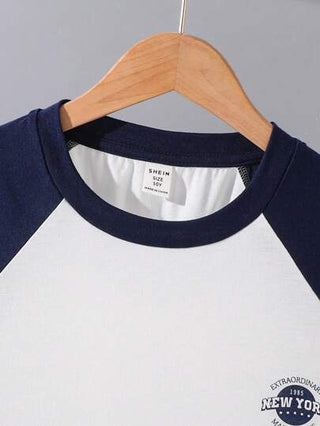 SHEIN تي شيرت بأكمام راجلان ذو لونين وبطبعات حرفية للأولاد قبل المراهقة، مناسب للربيع والصيف، للألعاب الخارجية والمدرسة والشارع والحفلات وارتداء المنزل