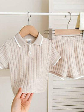 SHEIN LMoss Kids 2 قطعة طقم أولاد: ملابس علوية هنلي بأكمام قصيرة وياقة مطوية من القماش الناعم المحبوك ، وشورت بخصر مطاطي
