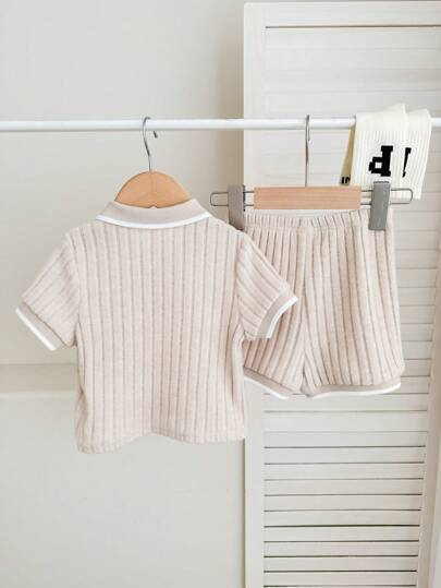 SHEIN LMoss Kids 2 قطعة طقم أولاد: ملابس علوية هنلي بأكمام قصيرة وياقة مطوية من القماش الناعم المحبوك ، وشورت بخصر مطاطي