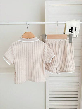 SHEIN LMoss Kids 2 قطعة طقم أولاد: ملابس علوية هنلي بأكمام قصيرة وياقة مطوية من القماش الناعم المحبوك ، وشورت بخصر مطاطي
