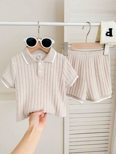 SHEIN LMoss Kids 2 قطعة طقم أولاد: ملابس علوية هنلي بأكمام قصيرة وياقة مطوية من القماش الناعم المحبوك ، وشورت بخصر مطاطي