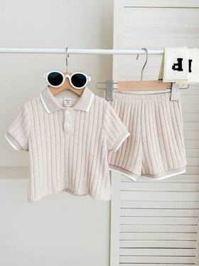 SHEIN LMoss Kids 2 قطعة طقم أولاد: ملابس علوية هنلي بأكمام قصيرة وياقة مطوية من القماش الناعم المحبوك ، وشورت بخصر مطاطي