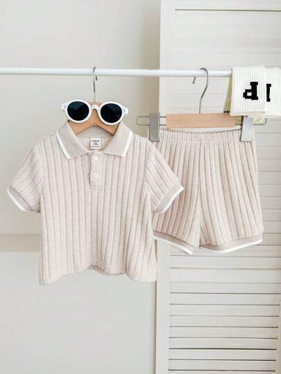 SHEIN LMoss Kids 2 قطعة طقم أولاد: ملابس علوية هنلي بأكمام قصيرة وياقة مطوية من القماش الناعم المحبوك ، وشورت بخصر مطاطي