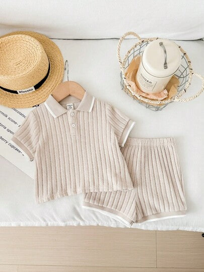 SHEIN LMoss Kids 2 قطعة طقم أولاد: ملابس علوية هنلي بأكمام قصيرة وياقة مطوية من القماش الناعم المحبوك ، وشورت بخصر مطاطي