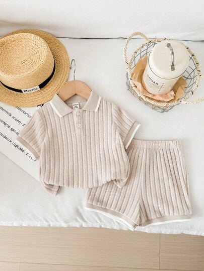 SHEIN LMoss Kids 2 قطعة طقم أولاد: ملابس علوية هنلي بأكمام قصيرة وياقة مطوية من القماش الناعم المحبوك ، وشورت بخصر مطاطي