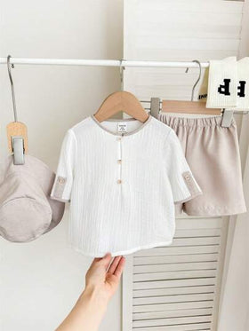 SHEIN Leap Crew طقم أطفال مكون من 3 قطع: قبعة دلو بألوان متباينة ، وبلوزة أكمام قصيرة نصف حاشية ، وشورت بخصر مطاطي