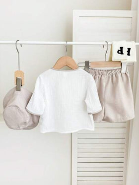 SHEIN Leap Crew طقم أطفال مكون من 3 قطع: قبعة دلو بألوان متباينة ، وبلوزة أكمام قصيرة نصف حاشية ، وشورت بخصر مطاطي