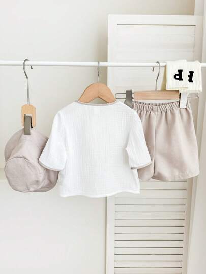 SHEIN Leap Crew طقم أطفال مكون من 3 قطع: قبعة دلو بألوان متباينة ، وبلوزة أكمام قصيرة نصف حاشية ، وشورت بخصر مطاطي