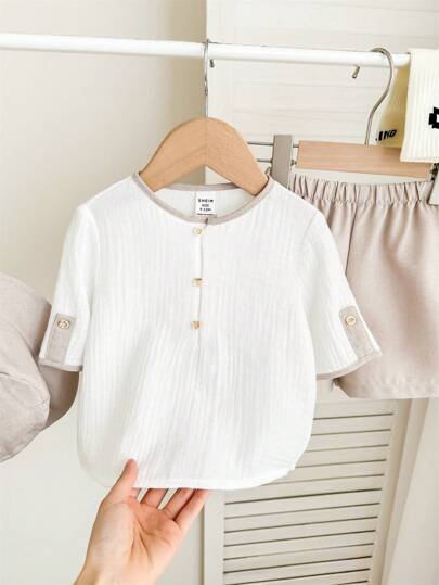 SHEIN Leap Crew طقم أطفال مكون من 3 قطع: قبعة دلو بألوان متباينة ، وبلوزة أكمام قصيرة نصف حاشية ، وشورت بخصر مطاطي