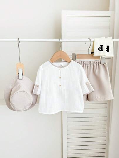 SHEIN Leap Crew طقم أطفال مكون من 3 قطع: قبعة دلو بألوان متباينة ، وبلوزة أكمام قصيرة نصف حاشية ، وشورت بخصر مطاطي