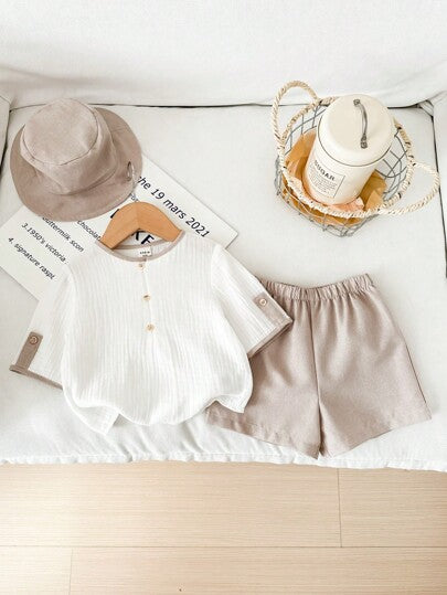SHEIN Leap Crew طقم أطفال مكون من 3 قطع: قبعة دلو بألوان متباينة ، وبلوزة أكمام قصيرة نصف حاشية ، وشورت بخصر مطاطي