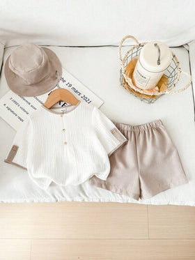 SHEIN Leap Crew طقم أطفال مكون من 3 قطع: قبعة دلو بألوان متباينة ، وبلوزة أكمام قصيرة نصف حاشية ، وشورت بخصر مطاطي