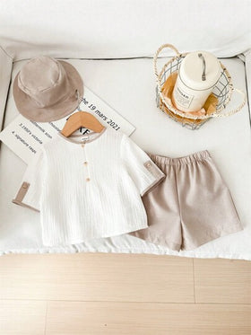 SHEIN Leap Crew طقم أطفال مكون من 3 قطع: قبعة دلو بألوان متباينة ، وبلوزة أكمام قصيرة نصف حاشية ، وشورت بخصر مطاطي