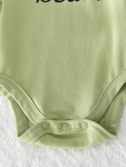 SHEIN طقم 5 قطع للمواليد الرضع أولاد، بيجامة محببة مطبوعة برسومات الحروف والدببة بتصميم كارتوني مع سروال طويل وقفازات وقبعة وسلاحف، من أقمشة ناعمة وصديقة للبشرة