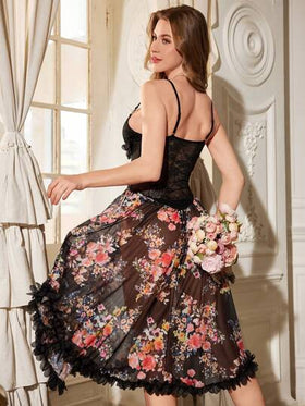 فستان زلة شفاف مرقع بالإسترتش والدانتيل مطبوع بالأزهار مع تزيينات زهرية ثلاثية الأبعاد