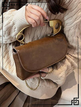 حقيبة كتف بوردو أحمر قديمة، دبوس شخصي على الحقيبة، حقيبة عبر الجسم لارتداء اليومي للسيدات