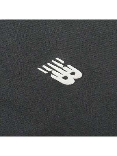 New Balance تيشيرت كاجوال بأكمام قصيرة وياقة مستديرة، ملابس علوية رياضي مريح ومتنفس، طراز يناسب الجنسين NEE35201-DKG