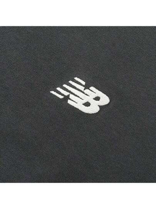 New Balance تيشيرت كاجوال بأكمام قصيرة وياقة مستديرة، ملابس علوية رياضي مريح ومتنفس، طراز يناسب الجنسين NEE35201-DKG
