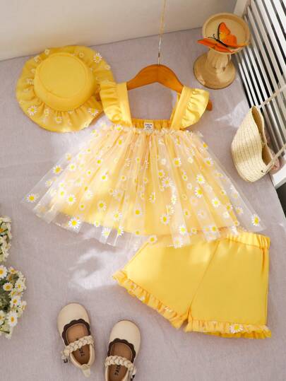SHEIN مجموعة 2 قطعة لبنت صغيرة لموسم الربيع والصيف، بأسلوب رياضي، ملابس علوية علوي بنقشة زهور على شبكة مع شورت لون أحادي والقبعة المرفقة