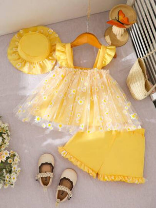 SHEIN مجموعة 2 قطعة لبنت صغيرة لموسم الربيع والصيف، بأسلوب رياضي، ملابس علوية علوي بنقشة زهور على شبكة مع شورت لون أحادي والقبعة المرفقة