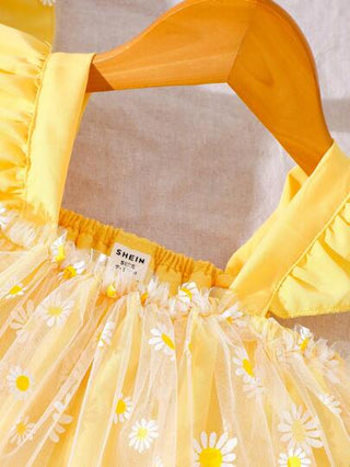 SHEIN مجموعة 2 قطعة لبنت صغيرة لموسم الربيع والصيف، بأسلوب رياضي، ملابس علوية علوي بنقشة زهور على شبكة مع شورت لون أحادي والقبعة المرفقة