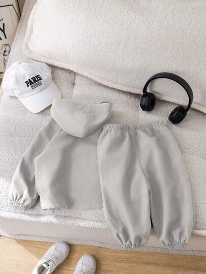SHEIN بدلة رياضية كاجوال لارتداء داخليا/خارجيا، ملابس علوية بغطاء رمادي للأطفال الصبية مع جيب كنغر وبنطال خصر مطاطي 2 قطعة