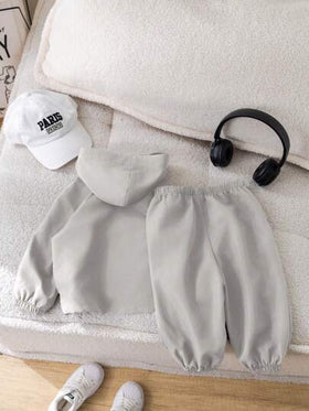 SHEIN بدلة رياضية كاجوال لارتداء داخليا/خارجيا، ملابس علوية بغطاء رمادي للأطفال الصبية مع جيب كنغر وبنطال خصر مطاطي 2 قطعة