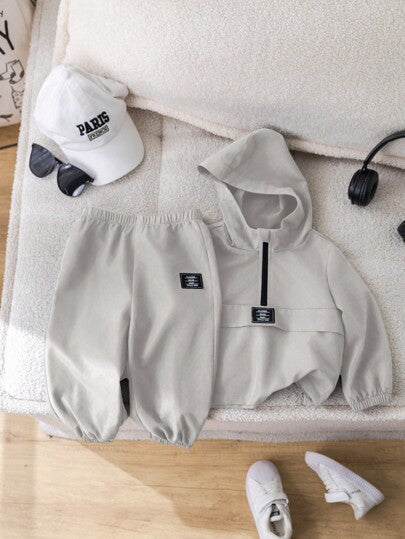 SHEIN بدلة رياضية كاجوال لارتداء داخليا/خارجيا، ملابس علوية بغطاء رمادي للأطفال الصبية مع جيب كنغر وبنطال خصر مطاطي 2 قطعة