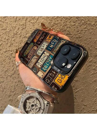 غطاء هاتف مع تصميم لوحة ترقيم سيارة ذو مظهر جمالي عتيق للعودة إلى المدرسة متوافق مع هواتف آيفون 16 برو ماكس/15 برو/14 بلس/13/12/11/إكس إس ماكس/إكس إس/إكس آر/8/7، ذو سطح مطفي ذو تدرج عالي الجودة، بتصميم لا يتقشر