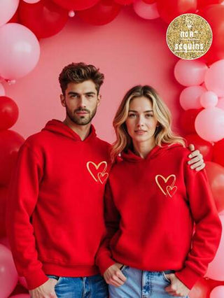 Manfinity Homme بلوزة رياضية هوديي مطبوعة بقلب رسوم غرافيتي مذهبة ذات تصميم أنيق، حجم نحيف، لون أحمر، بطانة دافئة، مناسبة للأزواج والعائلات، هدية للحبيب