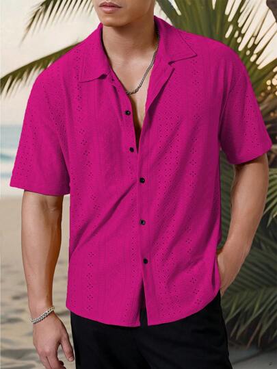 Manfinity Homme قميص أكمام قصيرة كاجوال عصري للرجال مضلع باللون الأسود والأبيض بتصميم جاكار منسوج، ذو لباد زر، يجسد أناقة وأنوثة فرنسية مناسب لأجازات الشاطئ في هاواي وكذلك حفلات الموسيقى والاستخدام اليومي. يعد هدية مثالية للأصدقاء أو الأزواج. قميص أكمام ق