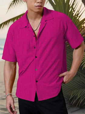 Manfinity Homme قميص أكمام قصيرة كاجوال عصري للرجال مضلع باللون الأسود والأبيض بتصميم جاكار منسوج، ذو لباد زر، يجسد أناقة وأنوثة فرنسية مناسب لأجازات الشاطئ في هاواي وكذلك حفلات الموسيقى والاستخدام اليومي. يعد هدية مثالية للأصدقاء أو الأزواج. قميص أكمام ق