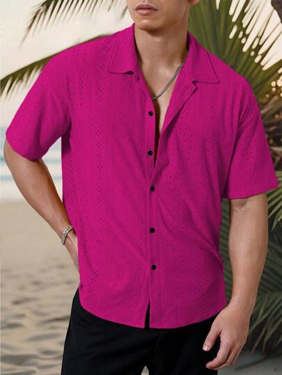 Manfinity Homme قميص أكمام قصيرة كاجوال عصري للرجال مضلع باللون الأسود والأبيض بتصميم جاكار منسوج، ذو لباد زر، يجسد أناقة وأنوثة فرنسية مناسب لأجازات الشاطئ في هاواي وكذلك حفلات الموسيقى والاستخدام اليومي. يعد هدية مثالية للأصدقاء أو الأزواج. قميص أكمام ق