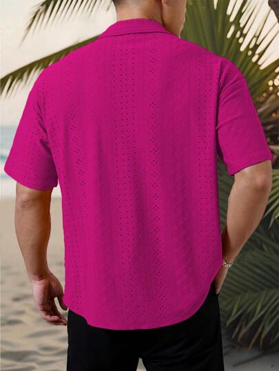 Manfinity Homme قميص أكمام قصيرة كاجوال عصري للرجال مضلع باللون الأسود والأبيض بتصميم جاكار منسوج، ذو لباد زر، يجسد أناقة وأنوثة فرنسية مناسب لأجازات الشاطئ في هاواي وكذلك حفلات الموسيقى والاستخدام اليومي. يعد هدية مثالية للأصدقاء أو الأزواج. قميص أكمام ق