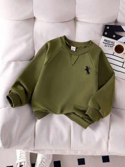 SHEIN Genkimix Kids قميص ثقيل رياضي بياقة مستديرة وأكمام راجلان مطرز باللون الأخضر العسكري للاستخدام اليومي، ملابس كاجوال رياضية للخارج، ملائم للربيع والخريف