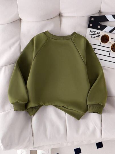 SHEIN Genkimix Kids قميص ثقيل رياضي بياقة مستديرة وأكمام راجلان مطرز باللون الأخضر العسكري للاستخدام اليومي، ملابس كاجوال رياضية للخارج، ملائم للربيع والخريف